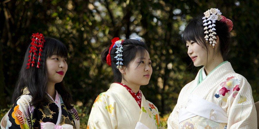 Donne giapponesi in abiti tradizionali